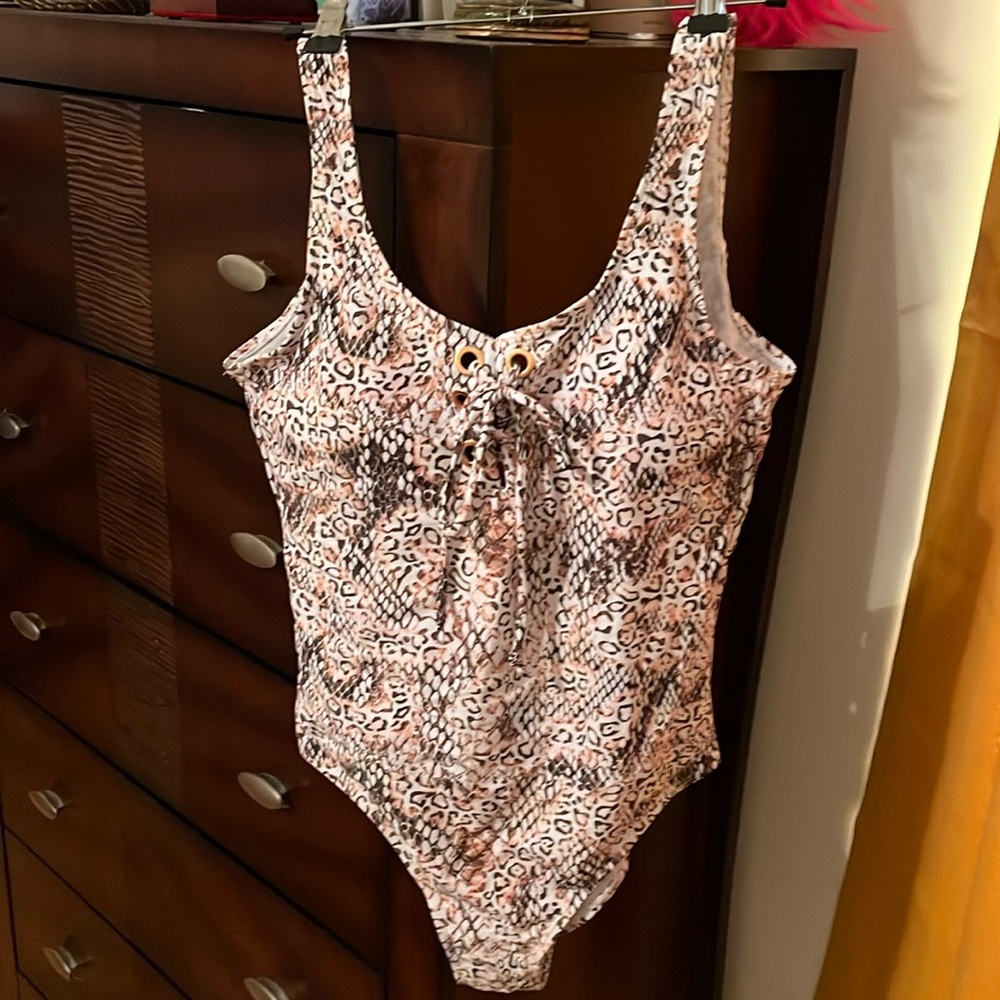 EMME JORDAN
Tiger print one piece
Low back
Removable cups
Size L